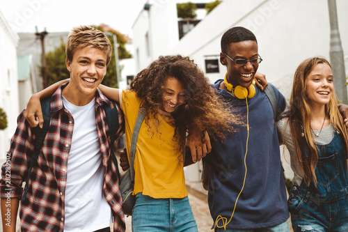 Fotografía Cheerful teenage friends enjoying outdoors