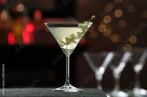 Fotografía Glass of tasty cucumber martini on bar counter