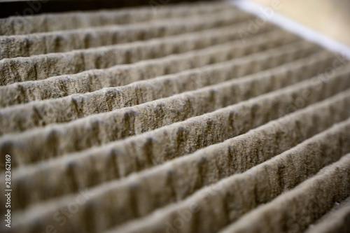 Fotografía Dirty and dusty used house air filter close-up
