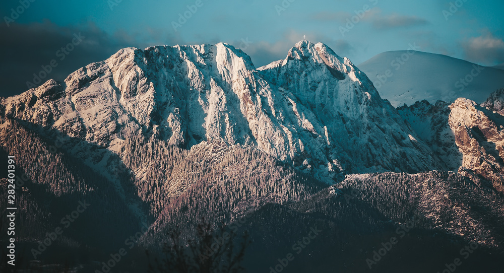 Obraz na płótnie Twilight in the mountains. Panoramic view w salonie