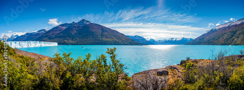Cuadros en Lienzo Panoramic view of the huge Perito Moreno glacier in Patagonia in golden Autumn,