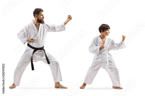 Fototapety Taekwondo  chlopiec-i-mezczyzna-w-kimonach-cwiczacych-karate