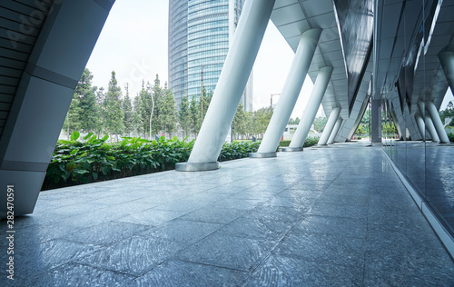 Fotografía Exterior of modern business building corridor