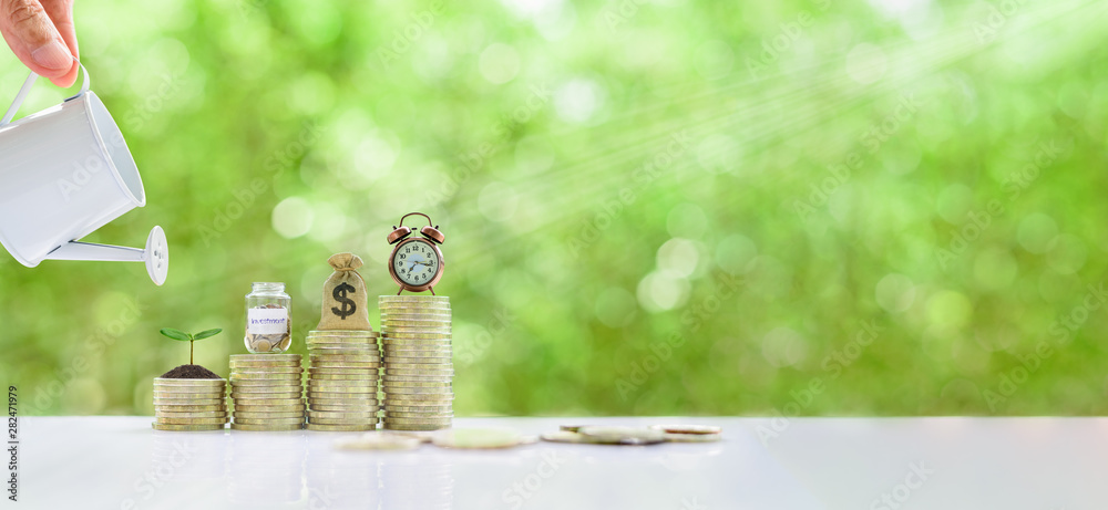 Long-tern investment, time value of money concept : Clock, US dollar bag, glass jar, a small tree on steps of rising coins. Hand pour water from a watering can, depicts asset growth from investment - obrazy, fototapety, plakaty 