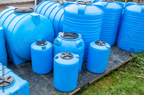 Fotomural plastic barrels for drinking water, water storage tanks