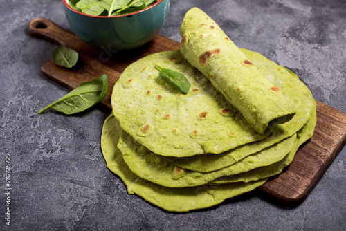 Fotografía Green tortillas with spinach, round empty tortilla flatbreads for wraps, trendy