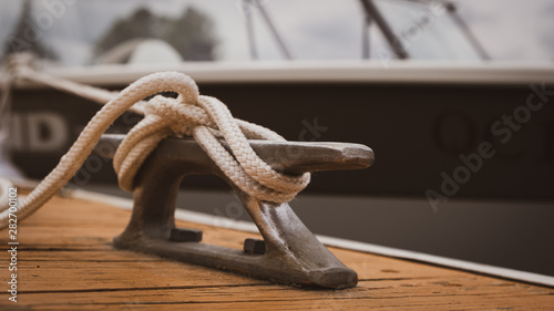 Fotomural docked boat tied with nautical rope and knot