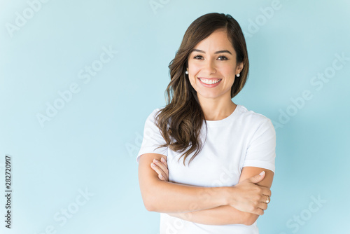 Fotomural Happy Self-Assured Woman On Isolated Background