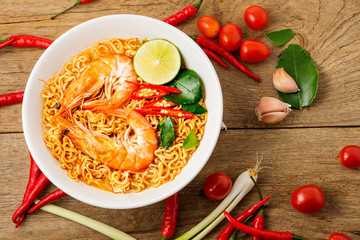 Canvas Print - Instant noodles, spicy shrimp soup, spicy, spicy, with Thai spices placed on an old wooden table.