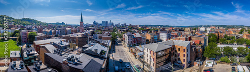 Cuadros en Lienzo Aerial view of the Over the Rhine trendy Cincinnati neighborhood with downtown i