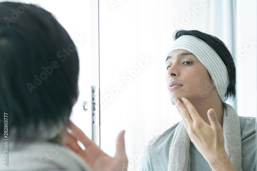 鏡で顔を見る男性 Stock Photo Adobe Stock