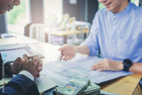 Fotografía Loan business finance businessman explain business report from data analysis or bank marketing for loan money