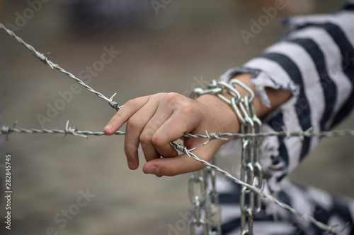Cuadros en Lienzo Prisoner grabbing a barbed wire fence