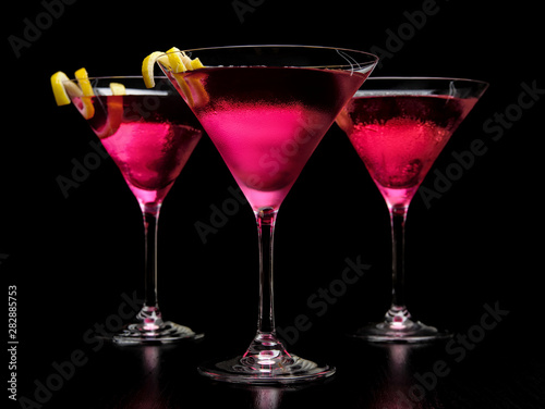 Fotografía Closeup three cosmopolitan cocktails on black board