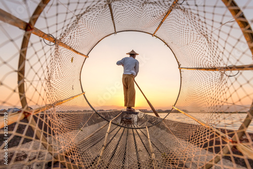 Fotomural Traditional Intha fisherman at the Inle lake in Myanmar