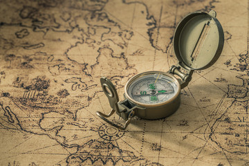 Aufkleber - a compass on an old map showing the direction