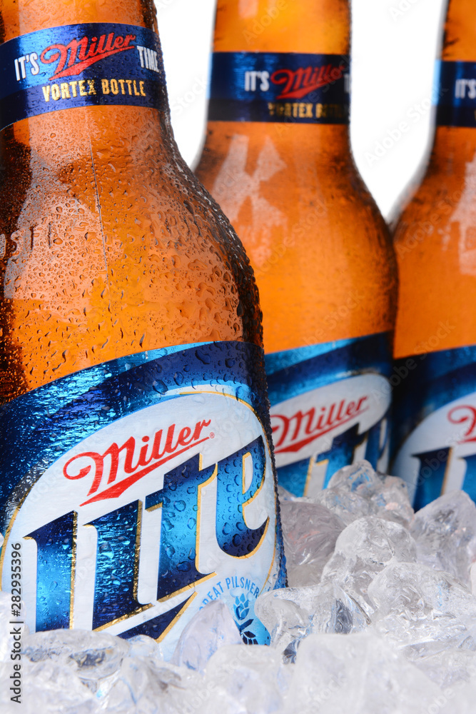 Photo Stock IRVINE, CA - MAY 30, 2014: Closeup of Miller Light beer ...