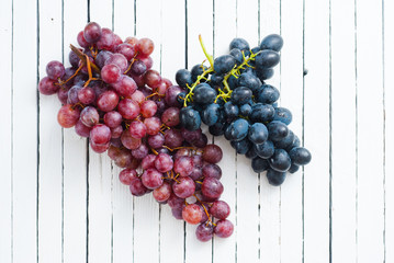 Canvas Print - red grapes variation on white wooden