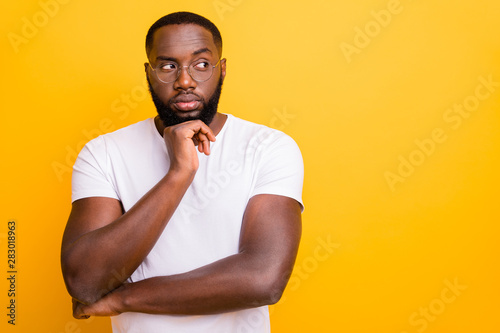 Fotografía Photo of thoughtful interested man trying to eavesdrop someone talking by phone