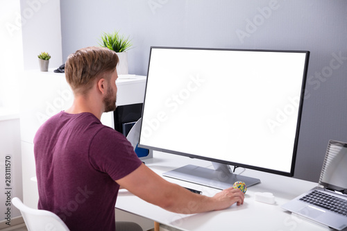 Fotomural Businessman Working On Computer