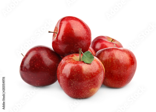 Obraz jabłka  dojrzale-soczyste-czerwone-jablka-z-lisciem-na-bialym-tle