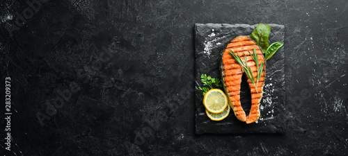 Fotomural Grilled salmon steak on a stone plate