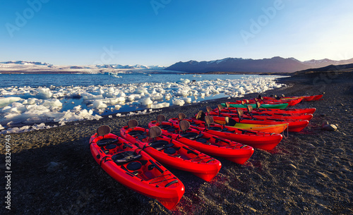 Kayaks on the shore of Jokulsarlon glacier lagoon at sunset Tableau sur Toile