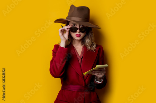 Cuadros en Lienzo Woman in sunglasses with notebook and pen