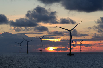 Windpark mit Sonnenuntergang