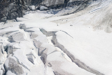 gros plan sur crevasses de glacier dans le massif du Mont-blanc