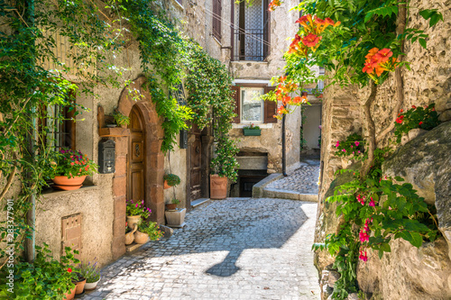 Plakaty włoska uliczka  malowniczy-widok-w-artena-starej-wiejskiej-wiosce-w-prowincji-rzym-lacjum-srodkowe-wlochy