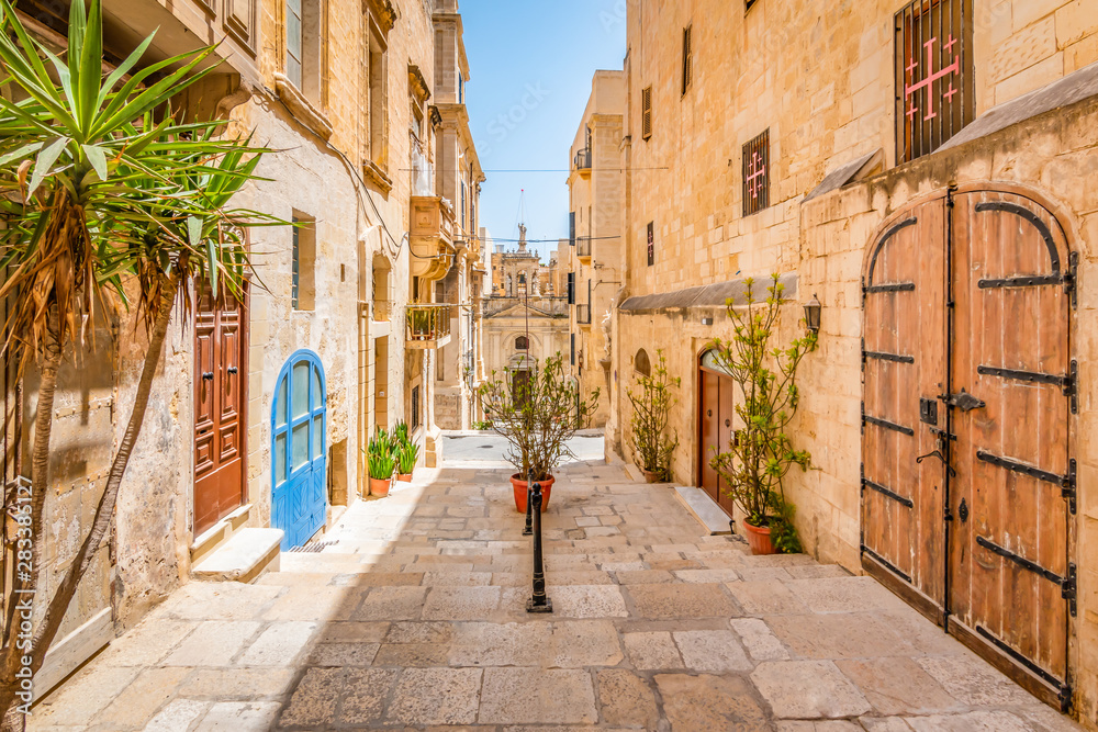 Narrow street in city centre of Valletta, Malta. - obrazy, fototapety, plakaty 