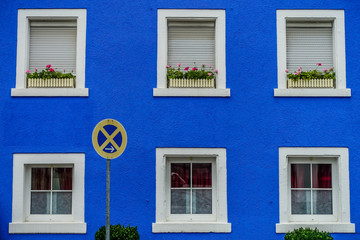 Wall Mural - Musterhaus Fassade mit vielen Fenstern