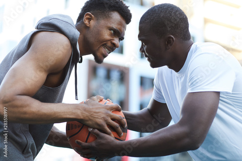 Fotomural Portrait of two fierce African men fighting while playing basketball