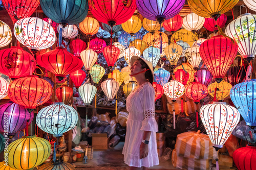 Fotografía Travel woman choosing lanterns in Hoi An, Vietnam