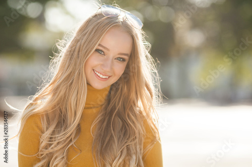 Photographie Closeup portrait of young beautiful woman. Female outdoors.