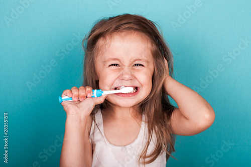 Cuadros en Lienzo Cute little girl brushing her teeth