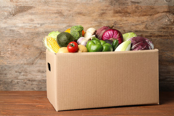 Canvas Print - Fresh vegetables in cardboard box on wooden table