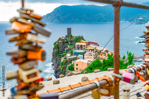 Amazing view over the village of Vernazza, one of the Cinque Terre in Italy Tableau sur Toile