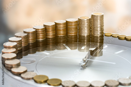 Fotografía Money stack step up growing growth saving money on clock Concept financial business investment