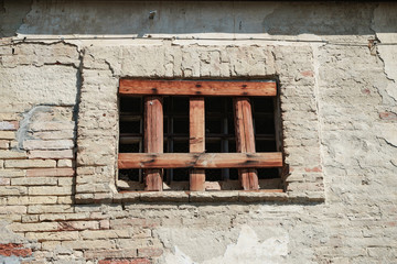 Aufkleber - Old window of a brick building clogged with boards.