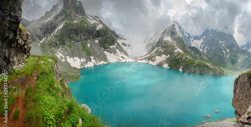 Dekoracja na wymiar  alpejskie-jezioro-klukhor-z-piekna-woda-i-otoczone-gorami-na-kaukazie-w-republice-karaczajo-czerkieskiej