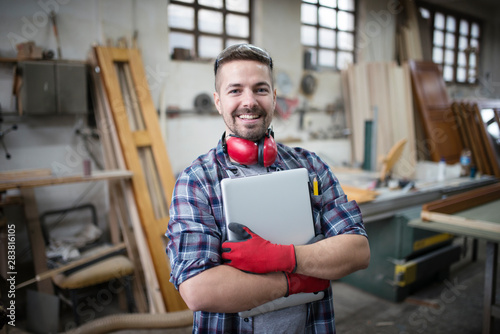 Fotografía Portrait of experienced architect designer holding laptop computer in workshop