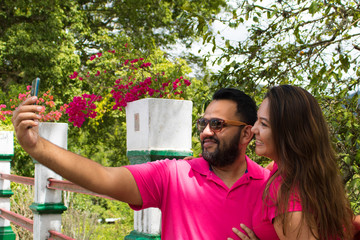 Pareja selfie feliz