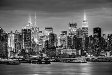 Fototapete - West New York City midtown Manhattan skyline panorama view from Boulevard East Old Glory Park over Hudson River at night. Black and white image.