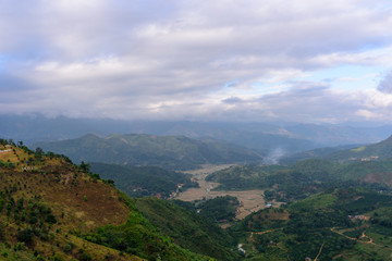 Vue des montagnes du Nord Vietnam et de rizières ainsi que d'une route