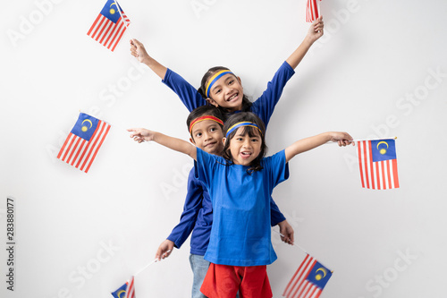 Fotomural cute kids holding malaysian flag over white background