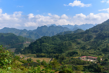 Vue sur les montagnes du Vietnam du Nord et de rizières ainsi que de routes