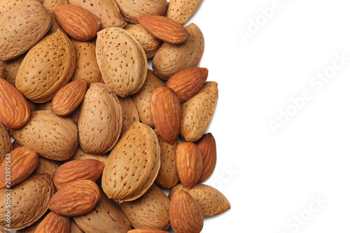Fotomural almonds isolated on white background top view