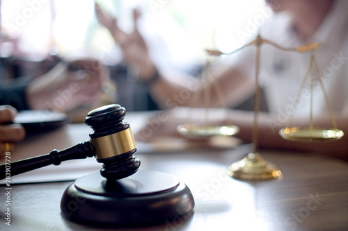 Lawyer Or Judge Gavel With Balance Handshake Kaufen Sie Dieses